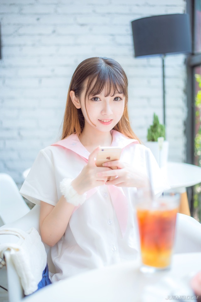 人允许一个陌生人的发迹，却不能容忍一个身边人的晋升。因为同一层次的人之间存在着对比利益的冲突，而与陌生人不存在这方面的问题。